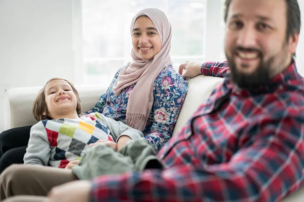 Glad Muslimsk Familj Sitter Soffan Levande Rum Hemma — Stockfoto