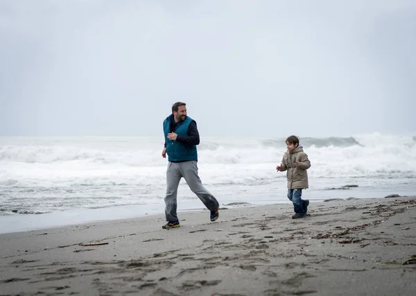 Pai Filho Divertindo Praia Inverno Fotos De Bancos De Imagens Sem Royalties