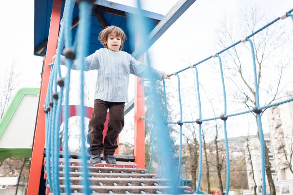 Çocuklar Oyun Sahasında Yürüyor Maymun Parmaklıklarında Tırmanıyor Telifsiz Stok Fotoğraflar