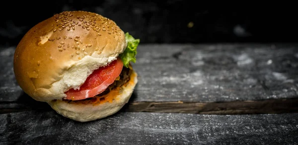 맛있는 햄버거가 즐거움을 선사한다 스톡 사진