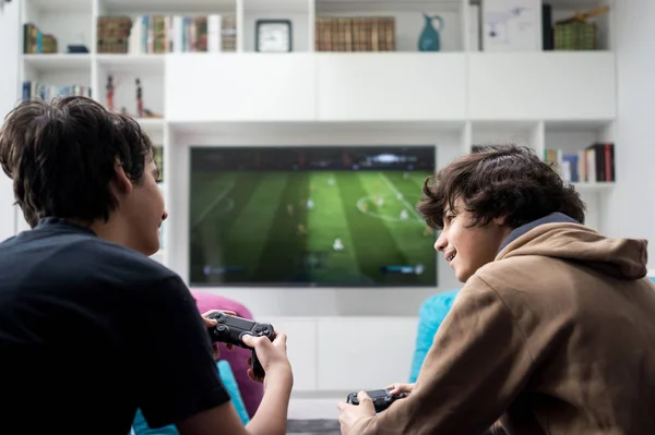 Два Хлопчики Сидять Вдома Граючи Відеоігри Ігровій Консолі Стокова Картинка
