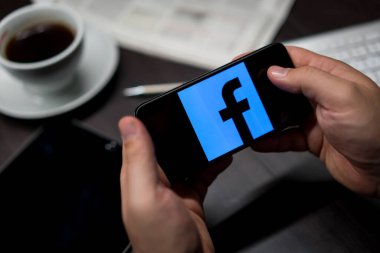 New York, New York / Usa - 11 11 11 2019: Ofisteki iPhone X üzerinde Facebook logosu