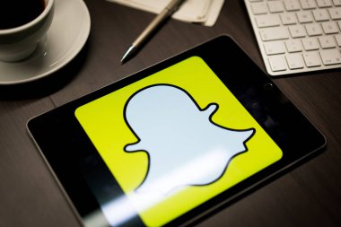 New York, New York / Usa - 11 11 11 2019: İPad Air2 'deki Snapchat logosu ofis masasında