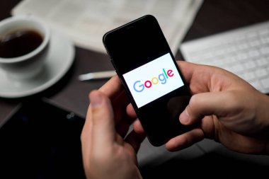 New York, New York / Usa - 11 11 11 2019: Ofisteki iPhone X üzerindeki Google logosu