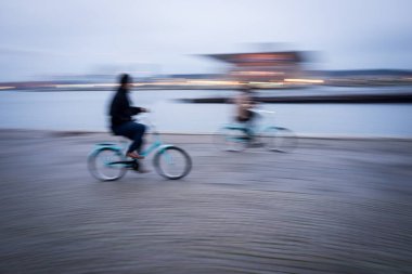 Akşamları kalabalık ve hareketli insanlar.