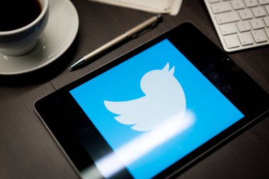 New York, New York / Usa - 11 11 11 2019: İPad Air2 'deki Twitter logosu ofis masasında