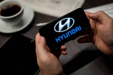 New York, New York / Usa - 11 11 11 2019: Ofisteki iPhone X üzerinde Hyundai logosu