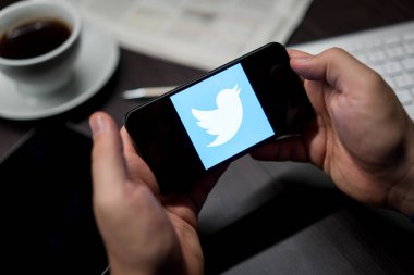 New York, New York / Usa - 11 11 11 2019: Ofisteki iPhone X üzerinde Twitter logosu
