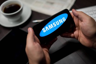 New York, New York / Usa - 11 11 11 2019: Ofisteki iPhone X üzerinde Samsung 'un logosu