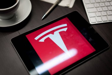 New York, New York / Usa - 11 11 11 2019: Tesla logosu İPad Air2 'de ofis masasında