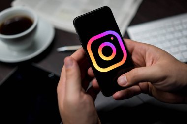 New York, New York / Usa - 11 11 11 2019: Ofisteki iPhone X üzerinde Instagram logosu