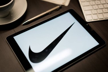 New York, New York / Usa - 11 11 11 2019: İPad Air2 'deki ofis masasında Nike logosu