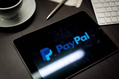 New York, New York / Usa - 11 11 11 2019: İPad Air2 'deki Paypal logosu ofis masasında