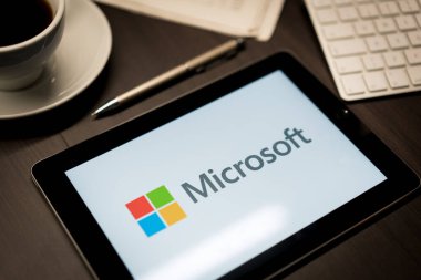 New York, New York / Usa - 11 11 11 2019: Microsoft logosu İPad Air2 'de ofis masasında