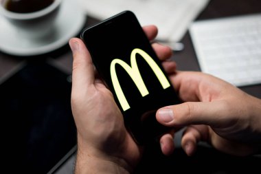 New York, New York / Usa - 11 11 11 2019: Ofisteki iPhone X üzerinde McDonald 's logosu