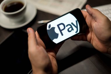 New York, New York / Usa - 11 11 11 2019: Eldeki iPhone X üzerindeki Apple Pay logosu