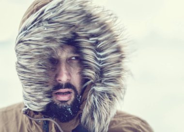 Kürk ceketli, maceraya hazır bir kış kaşifi.