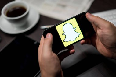 New York, New York / Usa - 11 11 11 2019: Ofisteki iPhone X üzerindeki Snapchat logosu