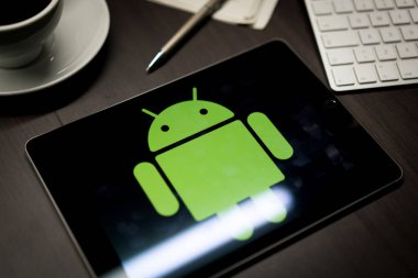New York, New York / Usa - 11 11 11 2019: İPad Air2 'deki ofis masasındaki Android logosu