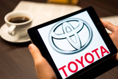 New York, New York / Usa - 11 11 11 2019: İPad Air2 'deki ofis masasında Toyota logosu