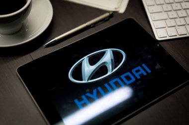 New York, New York / Usa - 11 11 11 2019: İPad Air2 'de Hyundai logosu ofis masasında