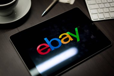 New York, New York / Usa - 11 11 11 2019: İPad Air2 'deki Ebay logosu ofis masasında