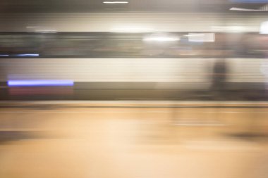 Şehir merkezindeki tren hareket halinde.
