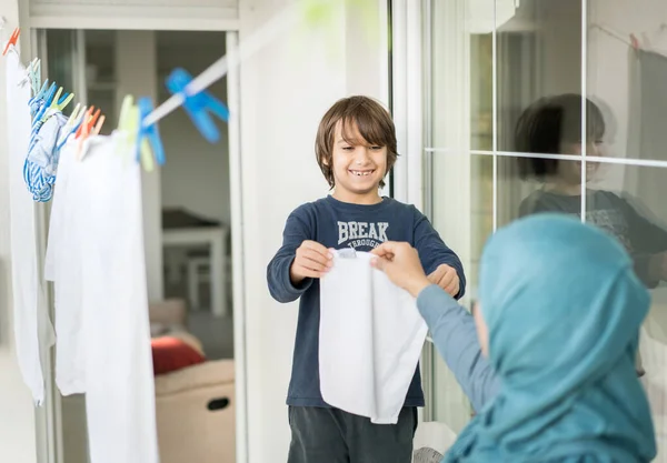 Muslimische Frau Hidschab Hängt Wäsche Auf — Stockfoto