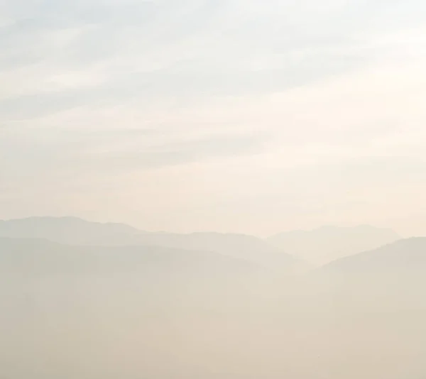 空の地平線と霧の山 — ストック写真