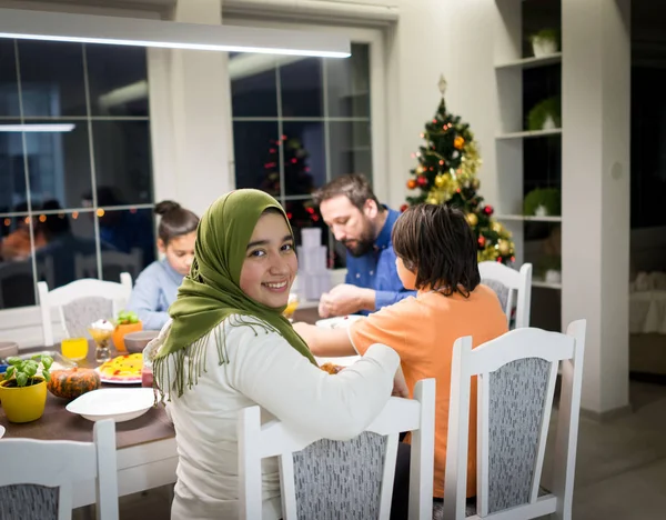 Família Inter Religiosa Muçulmana Com Árvore Natal Fundo — Fotografia de Stock