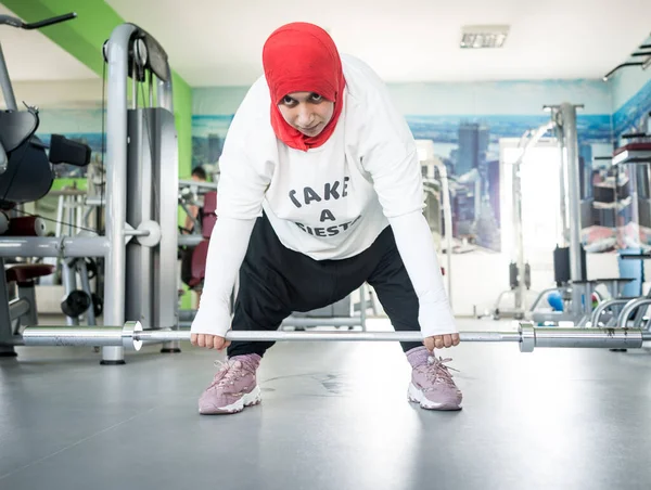 Arabische Frau Trainiert Aktiv Fitnessstudio — Stockfoto
