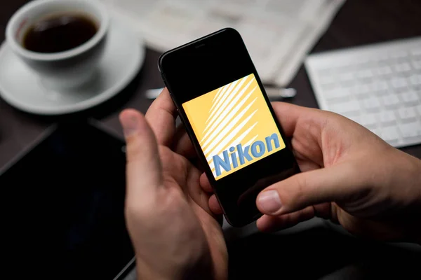 Нью Йорк Нью Йорк Сша 2019 Логотип Nikon Iphone Руках — стоковое фото