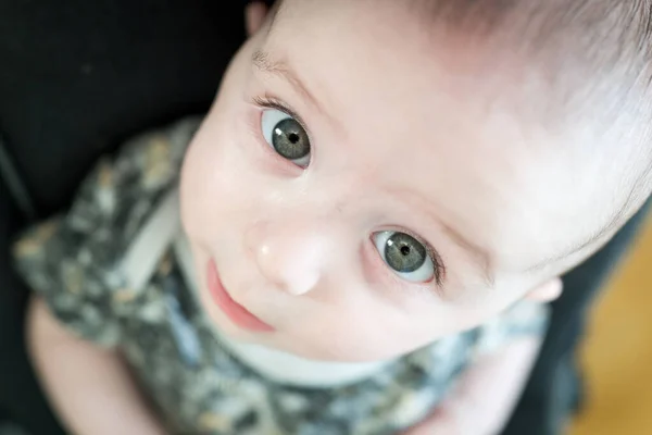 Zbliżenie Małe Słodkie Dziecko Zielonymi Oczami — Zdjęcie stockowe