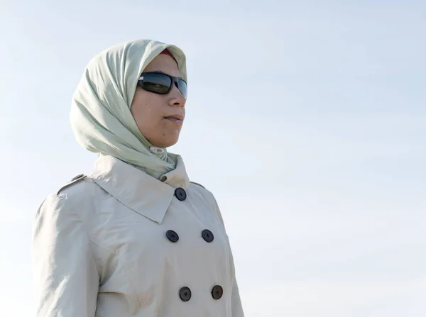 Porträtt Ung Muslimsk Kvinna Vit Skjorta Och Halsduk Bakgrund Bergen — Stockfoto