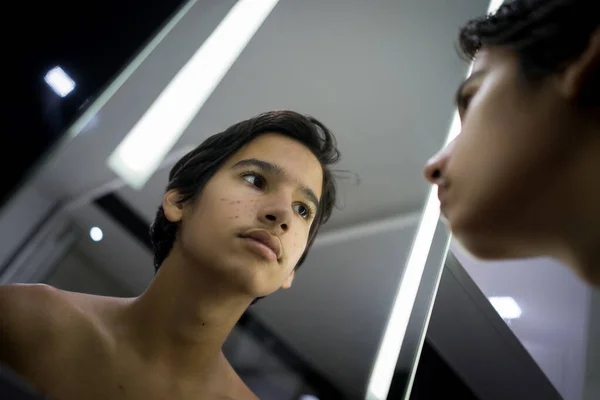 Adolescente Menino Verificando Sua Pele Espelho — Fotografia de Stock