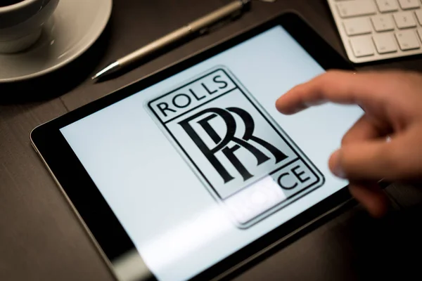 New York New York Usa 2019 Logo Rolls Royce Ipad — стокове фото