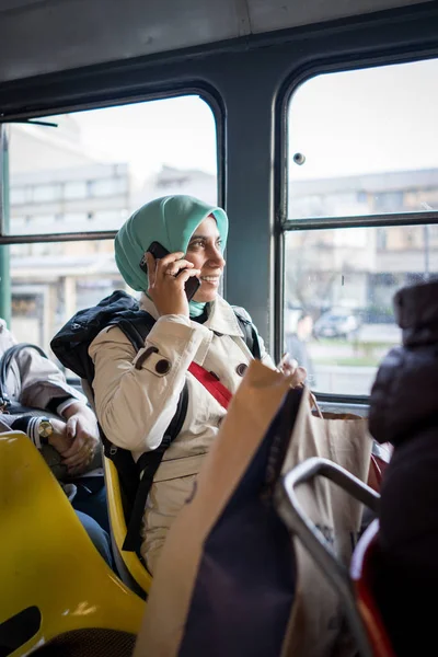 Mulher Muçulmana Montando Transporte Público Cidade — Fotografia de Stock