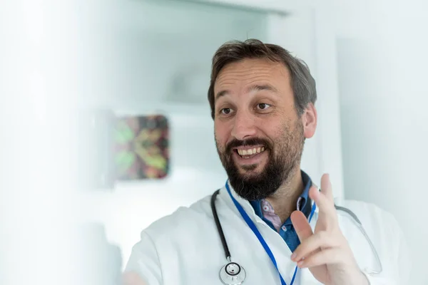 Doctor Talking Streaming Medical Content Online — Stock Photo, Image