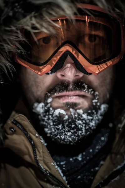 Hombre Explorador Invierno Con Chaqueta Piel Retrato Listo Para Aventura — Foto de Stock
