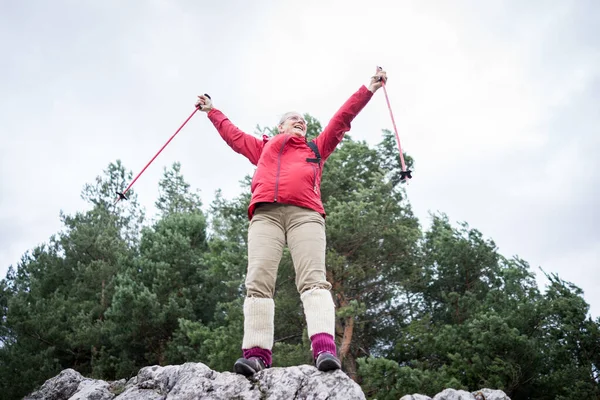 Successful Senior Woman Hiking Mountain Cliff — Stock Photo, Image
