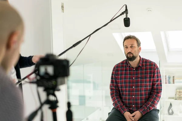 Professionell Fotograf Inspelning Videokamera Med Ett Stativ Studion — Stockfoto