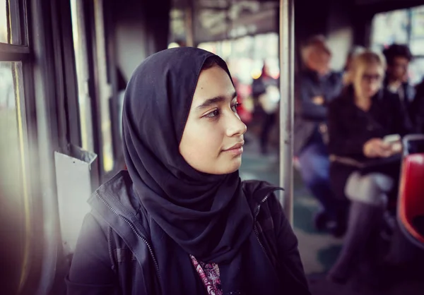 市内の公共交通機関に乗る中東の女の子 — ストック写真