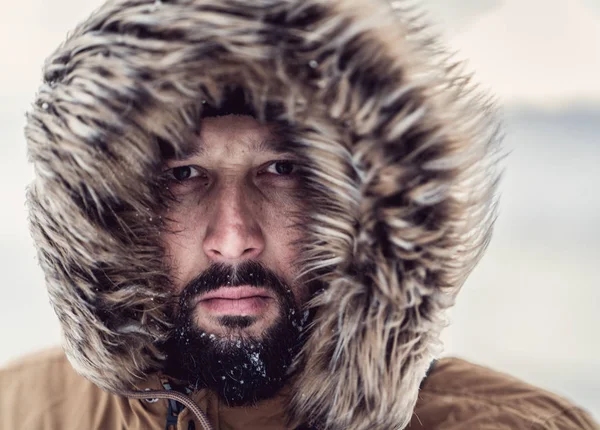 Homem Inverno Explorador Com Casaco Pele Retrato Pronto Para Aventura — Fotografia de Stock