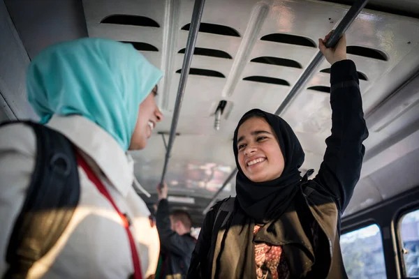 Mãe Filha Montando Transporte Público Cidade — Fotografia de Stock