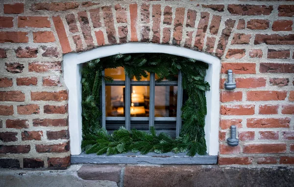 Una Gran Ventana Frente Una Pared Ladrillo —  Fotos de Stock