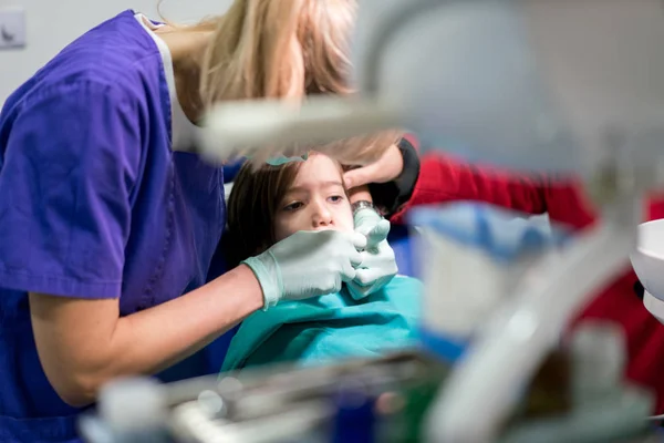 Fiú Rendszeres Fogászati Vizsgálat Klinikán — Stock Fotó