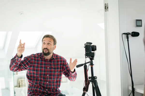 Jonge Man Met Professionele Videocamera Studio — Stockfoto