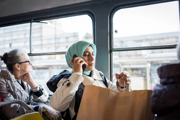 城市中乘坐公共交通工具的穆斯林妇女 — 图库照片