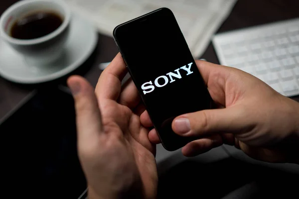 Нью Йорк Нью Йорк Сша 2019 Логотип Sony Iphone Руках — стоковое фото