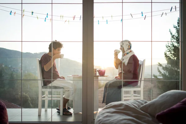 Madre Figlio Godono Sul Balcone — Foto Stock